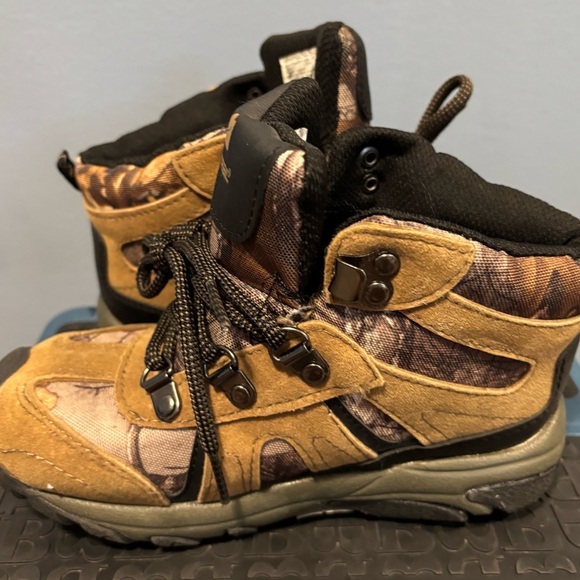 Ozark Trail YTH Kids' Tan and Black Outdoor Boots. - Picture 2 of 5